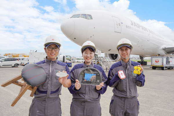 未使用、日本航空JALの大量グッズ JALが「元JAL機などの“部品”使ったスゴイグッズ」まさかの