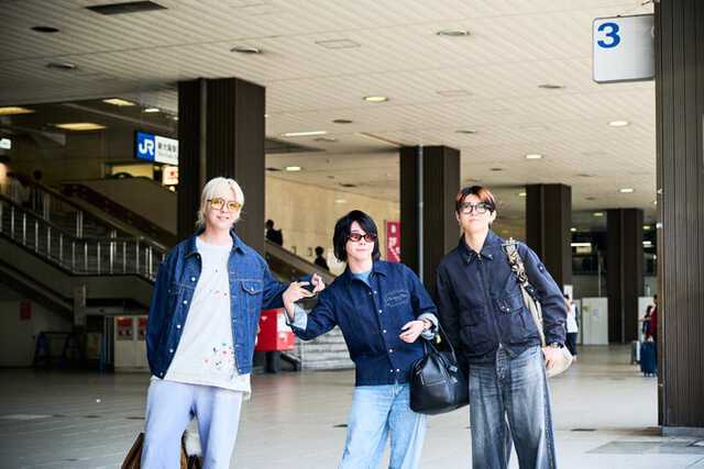 Mrs. GREEN APPLE、スタジアムツアーのため大阪入り 来阪写真公開|au