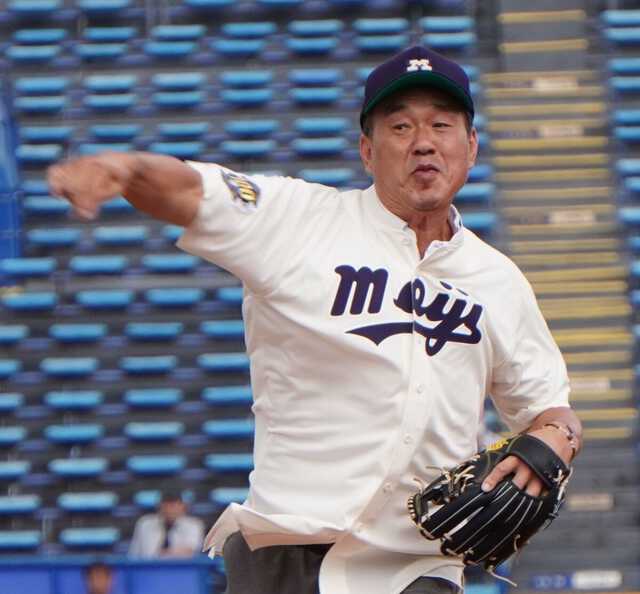 東京六大学野球のレジェンド始球式に登板した明大OBの広沢克実氏（カメラ・加藤　弘士）