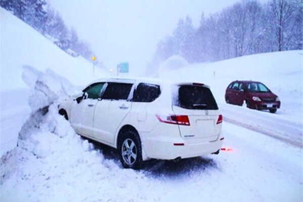高速道路で「ノーマルタイヤ車」どれくらい走ってる？ 「小型車＝5割