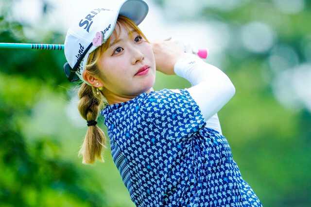 都玲華が黒のタイトスカート姿でオフを満喫！ プールサイドでの貴重な