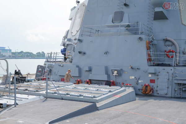 米軍のイージス艦に見慣れないハコ見っけ！「アレ何？」←士官「答え