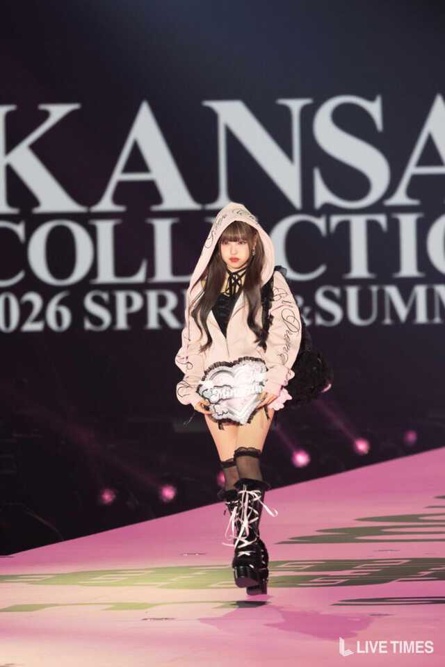 MINAMI、ピンク×ブラックレースの甘辛スタイルで美脚際立つ。投げ