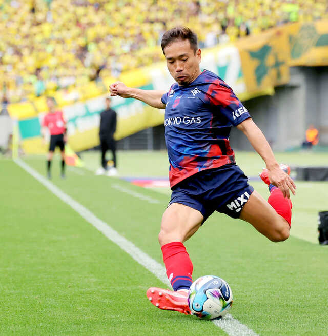 FC東京のDF長友佑都が9試合ぶりに戦列復帰 日本人初の5大会連続
