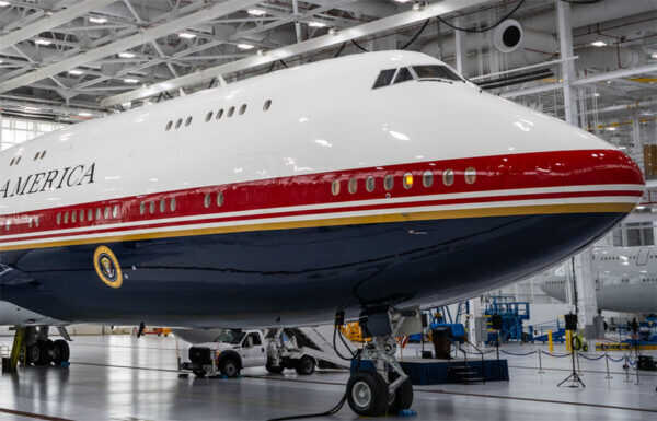 新“エアフォースワン”は「白と水色」じゃない!? アメリカ国旗仕様の