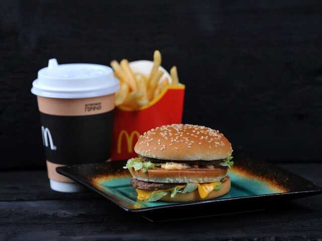 マクドナルドで価格を気にせず、好きなメニューを食べられる