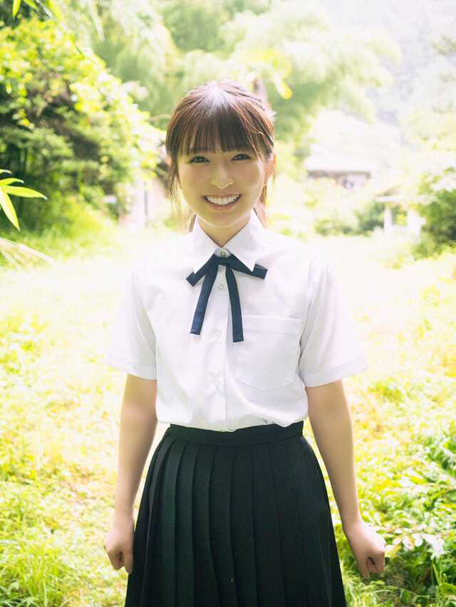 乃木坂46小川彩、“夏”の儚さ＆透明感強調 制服姿で青春グラビア