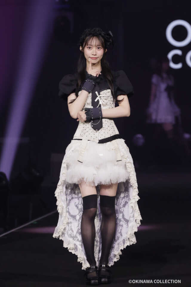 人気ライバー・月乃さやか、ほっそり美脚で魅せるゴシックガーリー