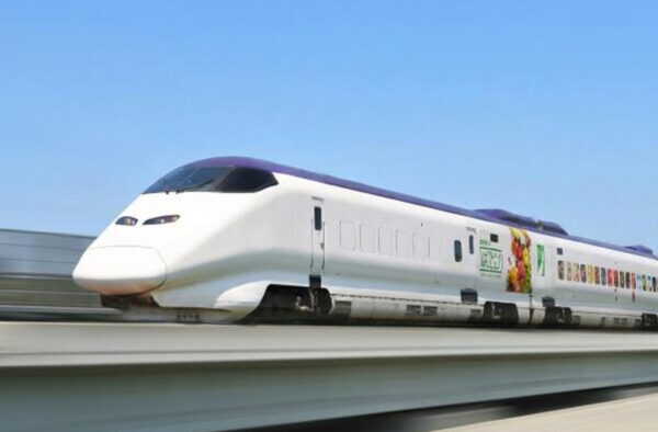 新聞広告.08 JR東日本グループ 新幹線 座席が無い「真っ白の新幹線」来年デビュー！日本初の画期的な車両に