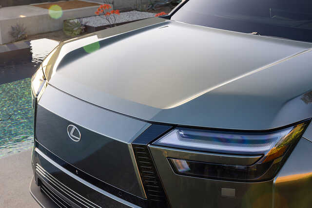 レクサス初の“3列シートEV” 全長5.1mのSUVタイプ電気自動車 世界初公開