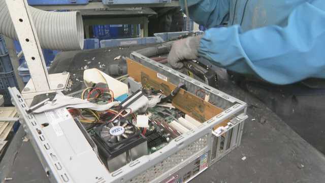 ごみ”から大量の金が!? パソコン基板1トンから天然金鉱山の数十倍の金