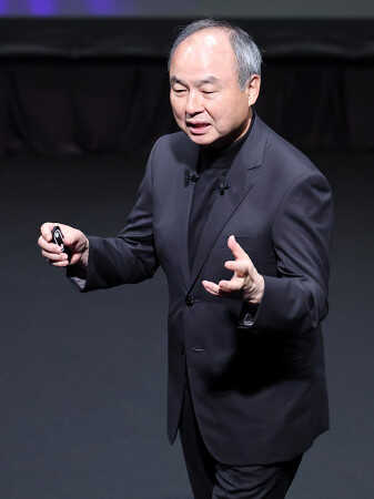 孫正義さんが所持していた世界に1つのネーム入りユニホームになります。 ソフトバンクの新ユニホームをお披露目する（左から）孫正…：孫