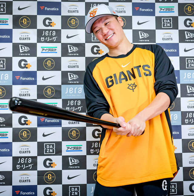 巨人】坂本勇人に漆塗りの300号記念バットが贈呈「20年間お世話に