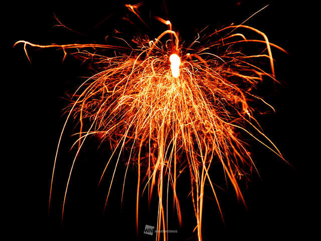 線香花火は東西で違う!? 燃え方には4段階|au Webポータル国内ニュース