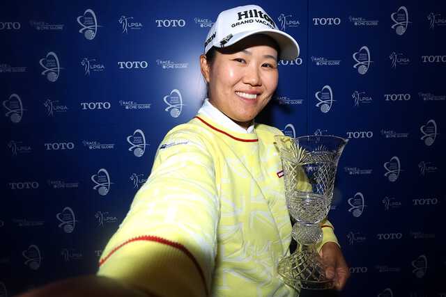 畑岡奈紗が涙の3年ぶりツアー7勝目 荒木優奈との雨天プレーオフ制す