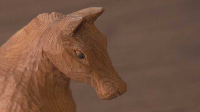 馬の彫刻 木製 茶褐色 木製馬の彫刻 黒色台座付き - メルカリ