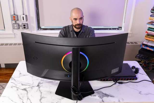 Samsung 湾曲ディスプレイ 本体 サムスン40インチ湾曲ゲーミングモニター。暗所プレイの没入感スゴい