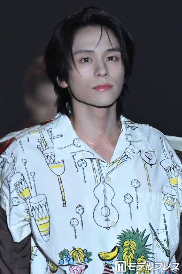 山下幸輝、トップでの微笑みにキュン ヴィンテージライクの