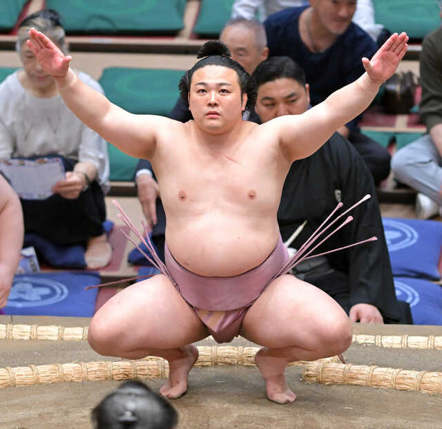 炎鵬が1141日ぶりに関取として白星「今日までやってきて良かった