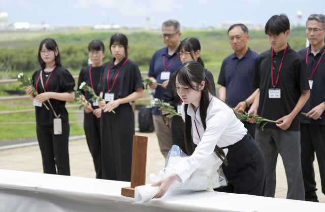 高校生ら、硫黄島で献花 「戦後」作文入賞し訪問|au Webポータル国内