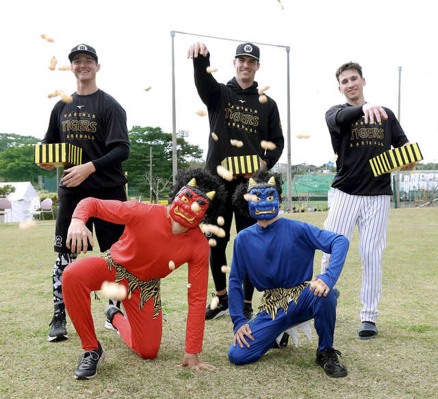 阪神】新外国人トリオが豆まきを初体験 203センチ右腕