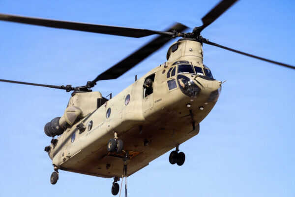 パイロット操作一切なし！ 米軍の大型輸送ヘリが「完全自動着陸」に