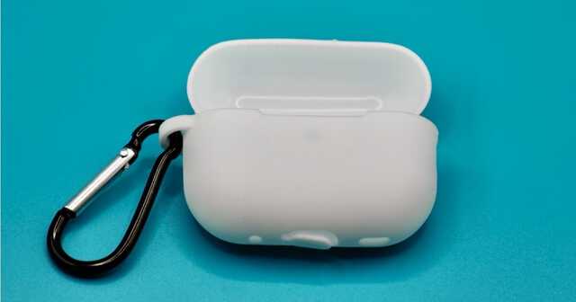 ダイソー】110円で「AirPods Pro 2」を保護！ カラビナ付きシリコン