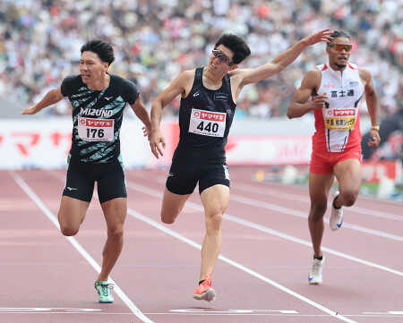佐藤‼︎ 今日のヒーローは、先制&決勝点となる豪快なホームランでチーム