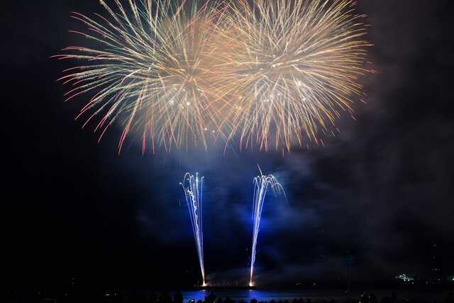 夜空彩る伊万里湾大花火 「ゾンビランドサガ」キャスト登壇 佐賀|au