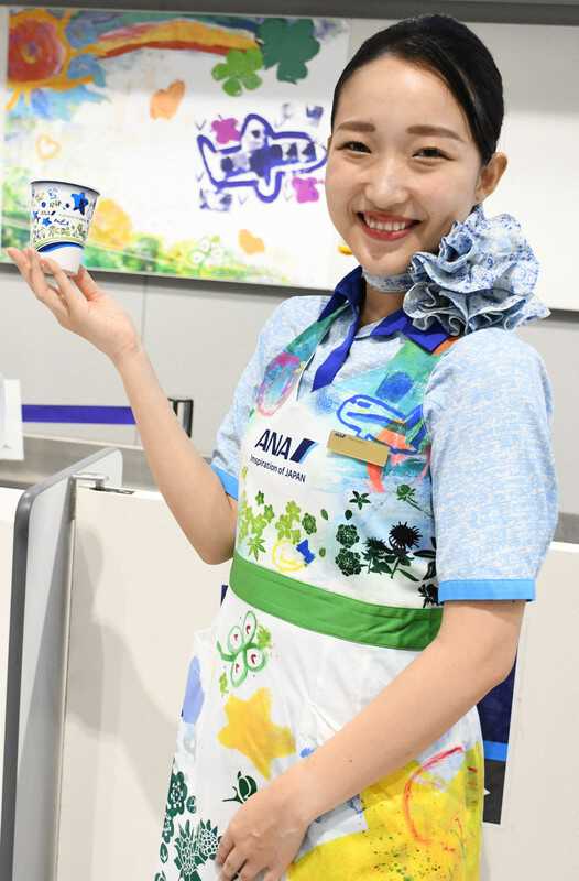 ★レア★ ANA エプロン フリーサイズ 客室乗務員　CA 機内サービス 大阪・泉南と能登の生徒の絵、ANA機CAエプロンと紙コップに|au Web