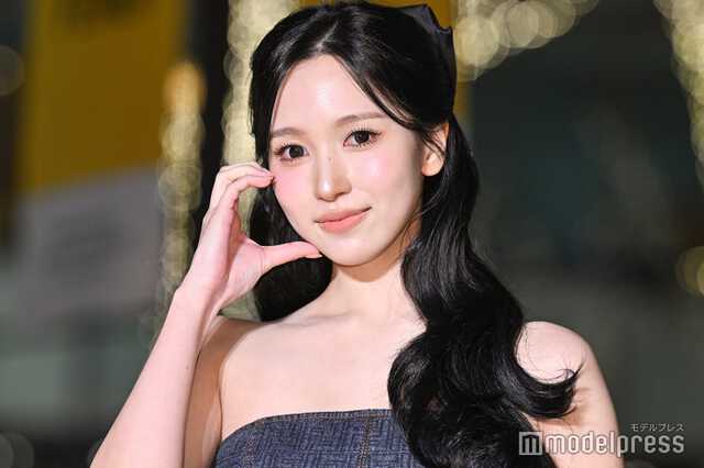 TWICEミナ、“超ミニ”ビスチェドレス姿で表参道降臨 ホリデーの予定は