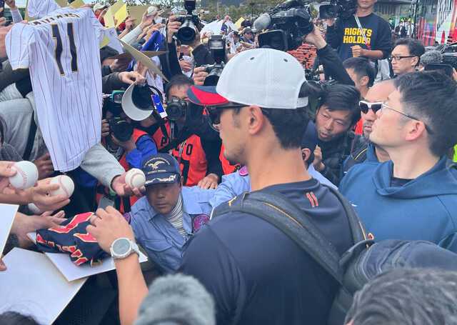ダルビッシュが連日の即席サイン会 詰めかけたファンに快く応じる |au