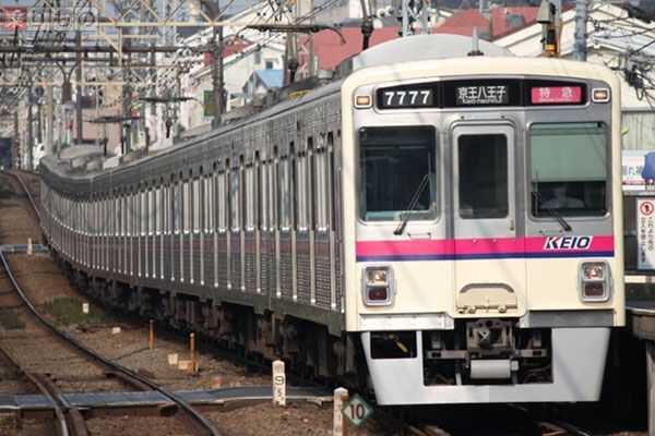 京王伝統の「エンジ帯」復活！ 旧書体も「KTR」も再現した7000系旧塗装