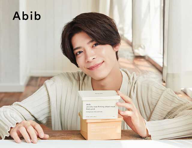 timelesz松島聡、やさしい笑顔で新ビジュアル登場 韓国語で挨拶をする