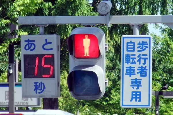 歩行者用はあるのにナゼ？ 車の「あと〇秒」信号機が日本で普及しない
