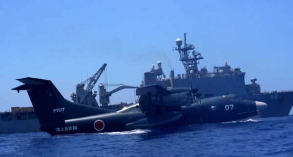 海自の救難飛行艇「US-2」が米軍揚陸艦の真横に降りた！“日米のタッグ