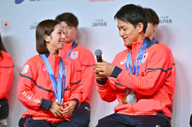 帰国して笑顔の三浦璃来(左)と木原龍一(カメラ・古川 剛伊)