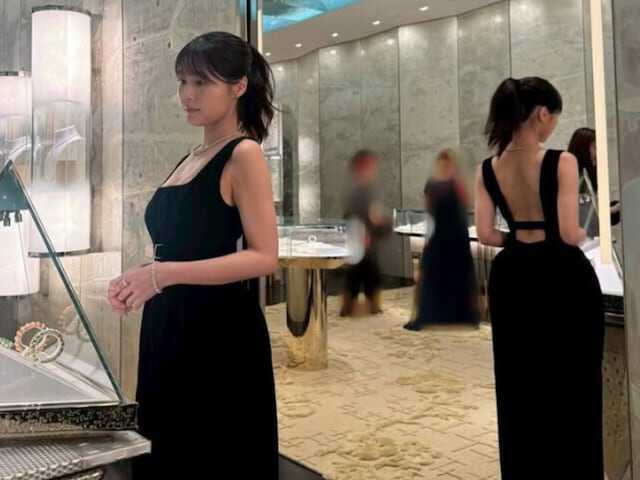 有村架純さん着用ドレス 本当に日々美しんだが何事??」有村架純、大胆背中見せの黒ドレス