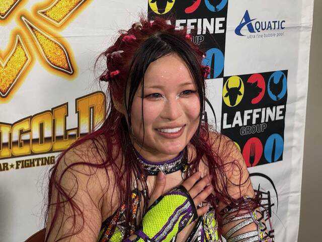 イヨ・スカイ WWE マリーゴールド サイン入りポートレート写真フレーム