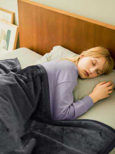 ユニクロが作った毛布「ヒートテックモウフ」でぬくぬくに包まれる|au