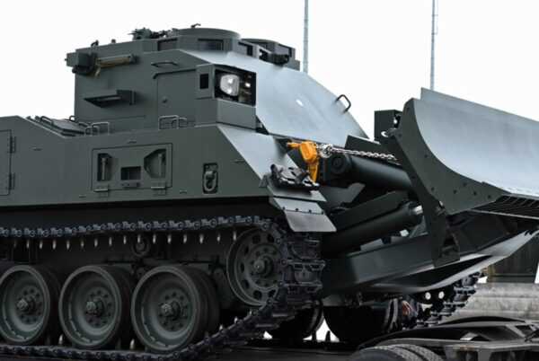 陸自「四半世紀ぶりの戦う重機」がついに北の大地に降臨!! 将来は“無人