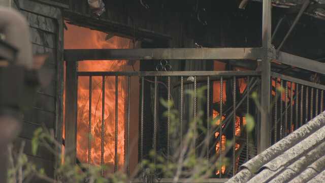 仏壇から火が出た」との119番通報 住宅密集地で火事 90代男性と80代