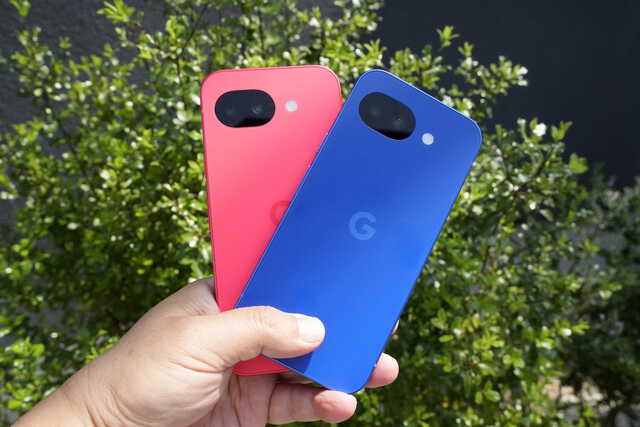 背面がフラットになった「Google Pixel 10a」。日本限定“Isai Blue”は