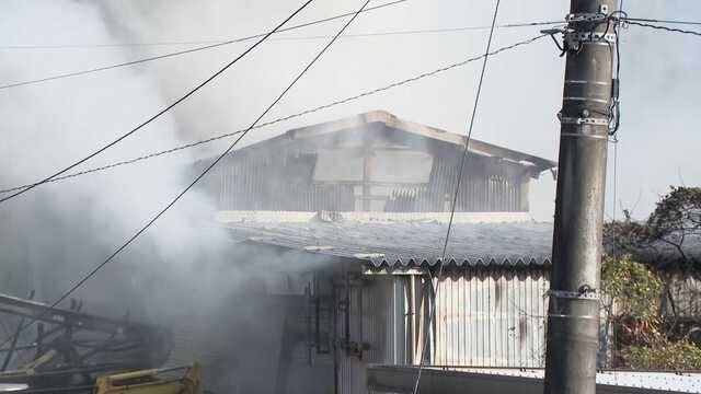 黒い煙が出ている｣ 早朝にちょうちんなどを製造する工房で火災 木材や