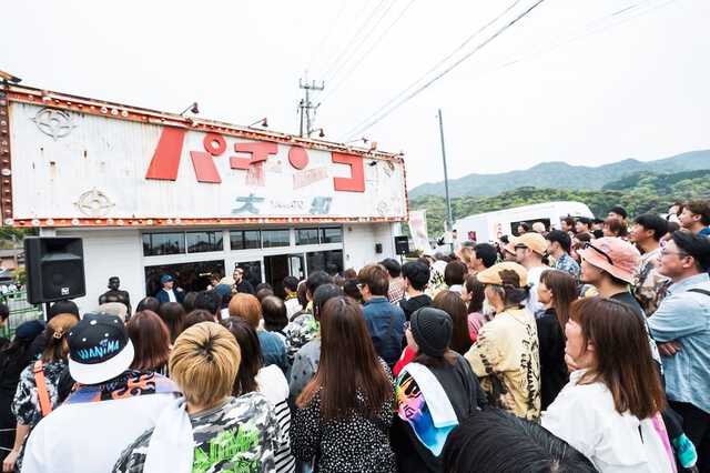 WANIMA、地元の熊本・天草にギターKO-SHINの銅像を建立！ バンドの原点