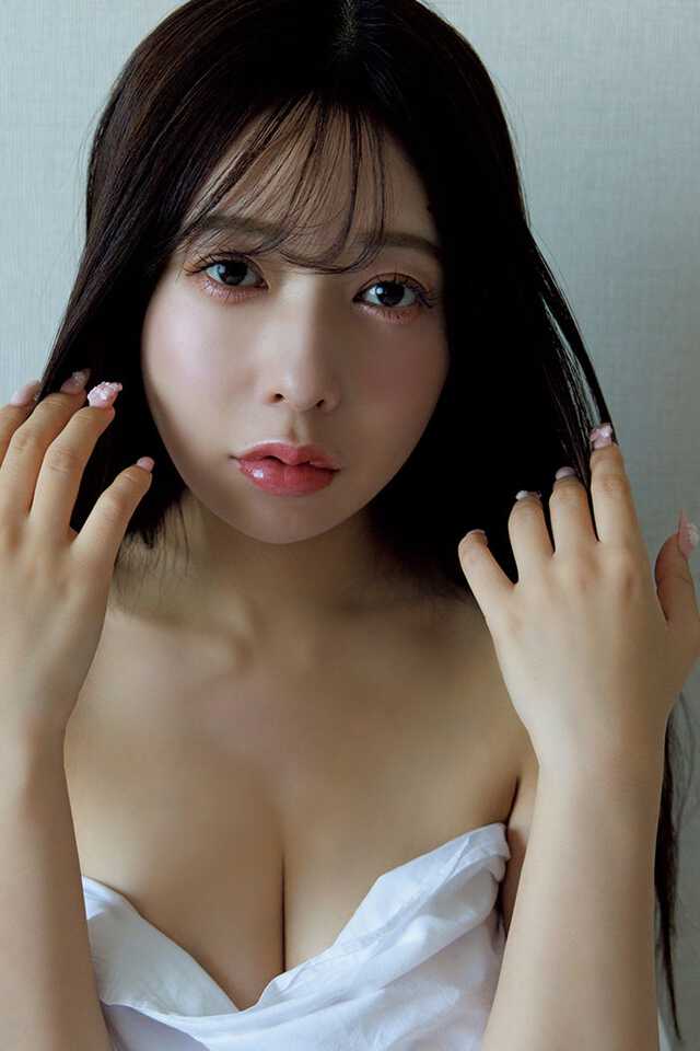 元乃木坂46斉藤優里、美谷間くっきり大胆な艶姿「FLASH」6年ぶり登場