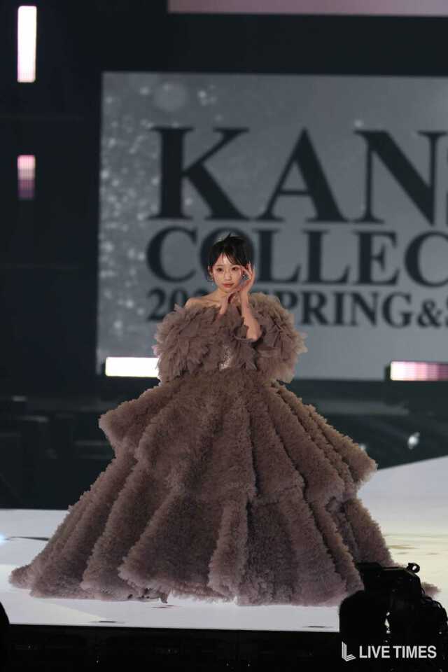人気ライバー・まや、ブライダルドレスで美しいデコルテ際立つ。優雅な