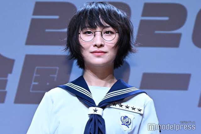 新しい学校のリーダーズ・SUZUKA、メガネ外した素顔公開「カッコいい系