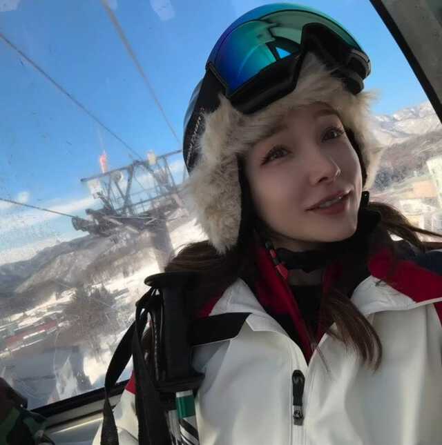 加護亜依 】 スキーをエンジョイ 「白馬で息子の9歳お誕生日お祝い旅行