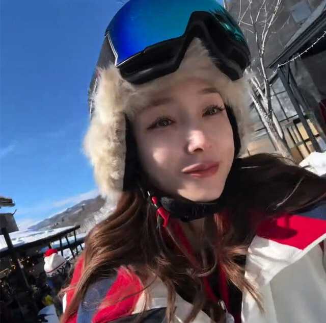 加護亜依 】 スキーをエンジョイ 「白馬で息子の9歳お誕生日お祝い旅行